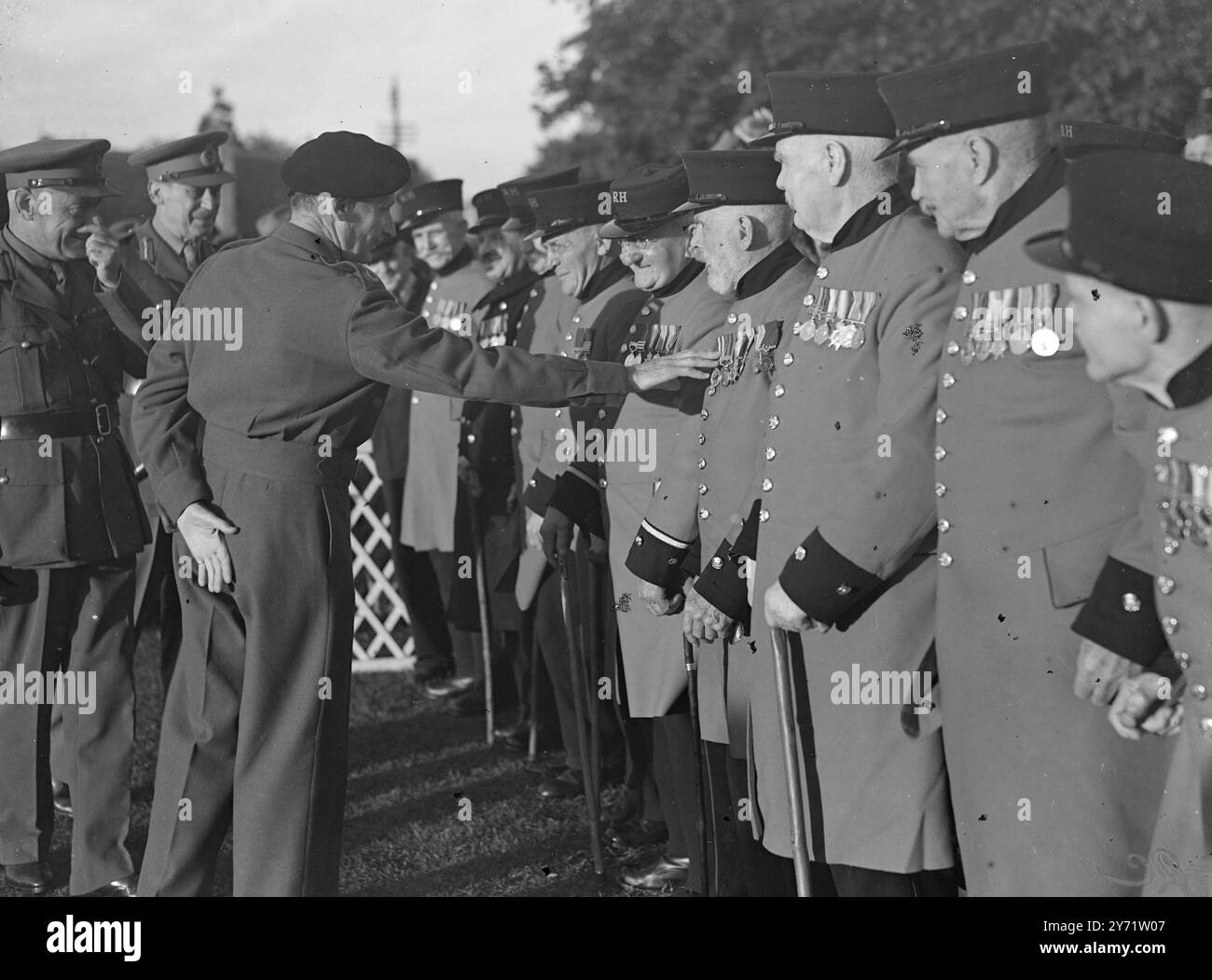 FM Montgomery ispeziona il Surrey Army Cadet Force Field Marshal Montgomery ha fatto visita alla St John's School, Leatherhead, Surrey, e ispezionato contingenti della Army Cadet Force. Le immagini mostrano: "I vecchi cronometri guardano"- il feldmaresciallo Montgomery ha qualche parola con i pensionati Chelsea che erano presenti durante l'ispezione. Punta alle medaglie del soldato Andrew Marchand - Un pensionato di Chelsea di 85 anni. 21 luglio 1948 Foto Stock