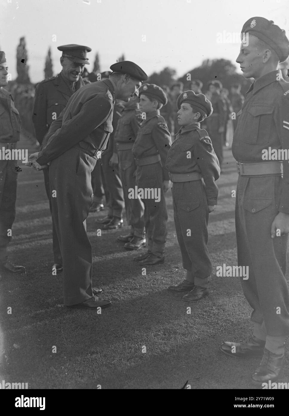 F-M Montgomery ispeziona la Surrey Army Cadet Force. Feldmaresciallo il visconte Montgomery di Alemein, fece visita alla St John's School, Leatherhead, Surrey, e ispezionò i contingenti della Surrey Army Cadet Force. L'immagine mostra: "Futuri generali?" - Il feldmaresciallo Montgomery ha una parola amichevole con il cadetto R Field, 12 anni, del reggimento East Surrey, durante la sua ispezione. 21 luglio 1948 Foto Stock