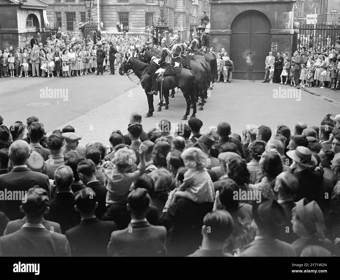Ci sono sempre le guardie. - I londinesi si sono recati alla Horse Guards Parade, per assistere alla cerimonia sempre popolare del cambio della Guardia. Vestite in tutto il loro splendore, le guardie erano all'altezza del loro solito standard intelligente in questo festivo di agosto. - - - 2 agosto 1948 Foto Stock