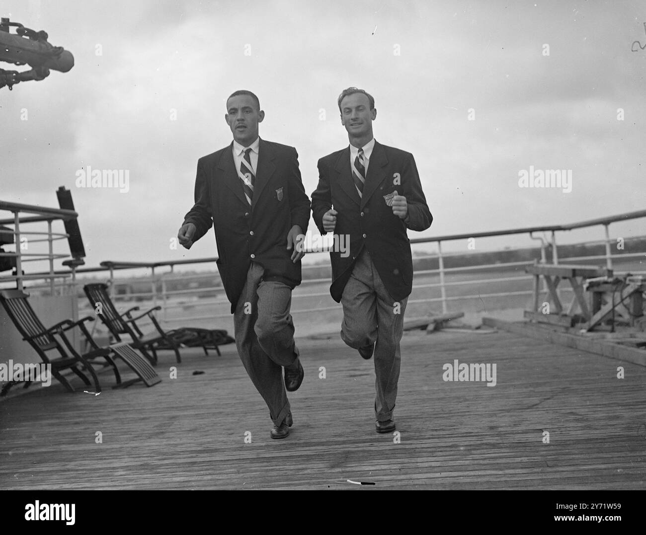 "Riscaldamento" - arrivo della squadra olimpica americana. Mal Whitfield (a sinistra), 400 metri corridore, "scalda" sul ponte della SS "America", che arrivò a Southampton con Roy Cochran, detentore del record mondiale negli ostacoli. 21 luglio 1948 Foto Stock