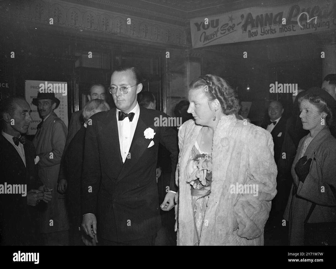 I reali olandesi vedete lo spettacolo "Crazy Gang". Il Principe Bernardo dei Paesi Bassi e la Principessa Giuliana arrivano al Victoria Palace questa sera per vedere lo spettacolo "Crazy Gang". 13 agosto 1948 Foto Stock