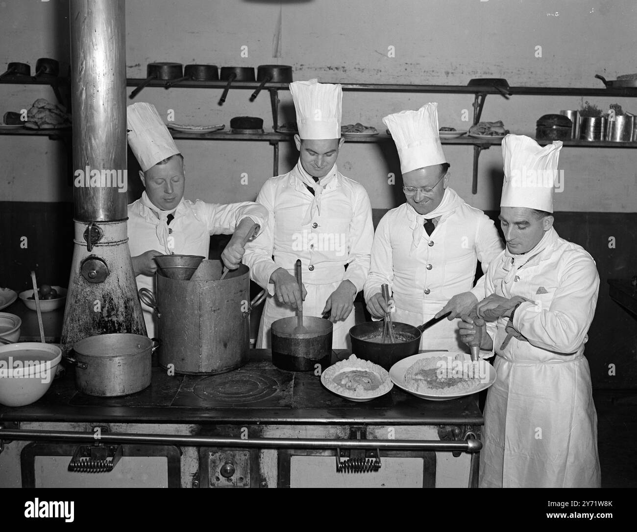 Cuochi per la King's Flight. Quando il King's Flight partirà per l'Australia e la nuova Zelanda l'anno prossimo, quattro cuochi della RAF lo accompagneranno. I cuochi hanno recentemente completato i corsi presso la RAF School of Cookery, Halton, Bucks, e sono stati scelti non solo per la loro abilità nel lavoro e le loro prestazioni nei test di passaggio, ma anche per la passione e l'adattabilità. Il sergente Dodd, uno dei quattro cuochi, era un macellaio prima che si unisse alla RAF, ma hanno sentito che era stato un cuoco dei Boy Scout, quindi è andato in una scuola di cucina. Immagini: Sembra molto business - come e raggruppati r Foto Stock