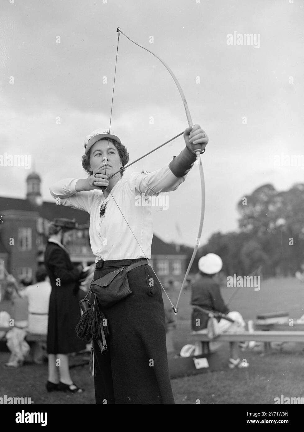 Campione Archer. La campionessa britannica Archer, la signora P Burr, si allunga per sparare nel dodicesimo Torneo Internazionale di tiro con l'arco, ora combattuto nei terreni del Dulwich College, Londra. La signora Burr è stata campionessa del mondo nel 1945. 10 agosto 1948 Foto Stock