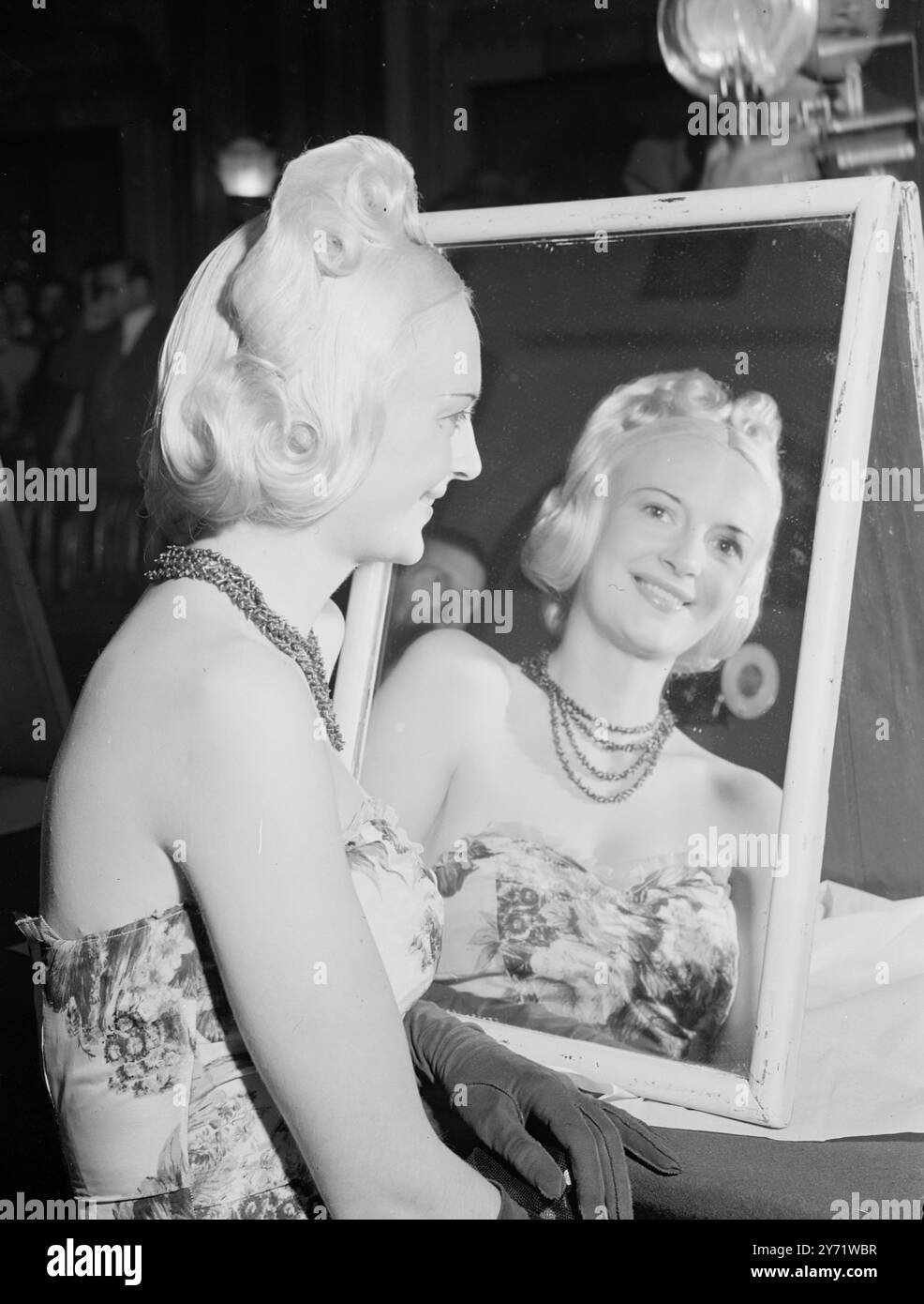 "Lease -Lend" Hair Do. I principali parrucchieri britannici, membri della Fellowship of Hair Artists, hanno realizzato alcuni stili di capelli più distintivi sui loro modelli attraenti, a una dimostrazione di abilità nel parrucchiere nella sala Napoleon, Cafe Royal, Londra. Il pubblico includeva parrucchieri da tutto il paese. Il disegno "leasing - Lend" di Alex Josephs, di Hay Hill, Mayfair, ha attirato la folla più numerosa. 3 settembre 1948 Foto Stock