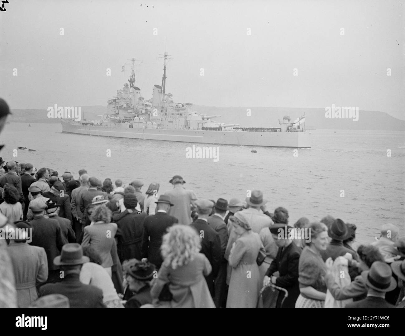 "Avanguardia" in crociera. Osservata da grandi folle che costeggiavano il litorale a Plymouth, la nave da battaglia HMS "Vanguard" da 42.000 tonnellate lascia il porto per una crociera di tremolio prima del Royal Tour in Australia e nuova Zelanda all'inizio del prossimo anno. Settembre 1948 Foto Stock