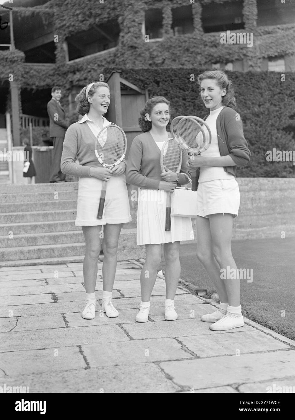 Campionati di tennis junior. C'è stato un record di quasi 500 presenze per i British Junior Lawn Tennis Championships che hanno preso il via oggi a Wimbledon. I singoli sono stati limitati a 82 ragazzi e 11 ragazze, mentre anche i doppi sono stati limitati. Immagini: Miss J Colin, Miss Jeanette Altwegg di Liverpool, che è anche la campionessa britannica di pattinaggio di figura su ghiaccio amatoriale femminile, chiacchierando con la signora M A Hazeldine prima di giocare oggi a Wimbledon. 6 settembre 1948 Foto Stock