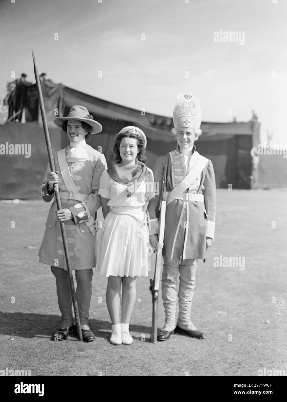 Anteprima tatuaggio R.M. Searchlight. - - - Il Portsmouth Group Royal Marines ha tenuto una prova generale oggi del loro tatuaggio Searchlight che si terrà alla Eastney Barracks, Southsea, da domani fino alla fine della settimana. Il tatuaggio è in aiuto del servizio e delle organizzazioni di beneficenza locali e il programma includerà un'esercitazione e un'esibizione di banda massaggiata, un raid di commando, un concorso storico e una mostra di danza al W.R.N.S. - - spettacoli di immagini : 'Marines Old Style, Wren New Style' - Wren Eileen Gifford di Lowestoft è visto con due stalwarts di 'Yesteryear' - Marine TG Deane, di Alderley Edge, in uniforme nel 1664 Foto Stock