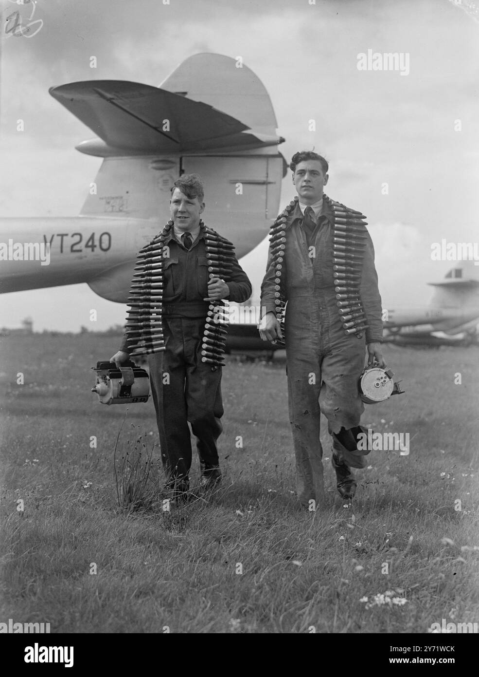 Inizia la "guerra" di tre giorni. Per tre giorni la difesa britannica contro gli attacchi aerei sarà sottoposta a un test che non ha mai avuto prima. Le unità del Bomber Command e del Fighter Command saranno in azione in questo più grande esercizio di finta guerra dopo la guerra. Comprende tutti i comandi operativi della RAF, comprese le unità della Royal Auxiliary Air Force, così come gli squadroni di bombardieri americani già di stanza nel Regno Unito. Le forze d'attacco note come "Southland" sono sotto il comando del maresciallo dell'aria A B Ellwood, del comando bombardiere AOC - in - C, e le forze avversarie - "Northland" è comandato dal maresciallo dell'aria Sir Wi Foto Stock