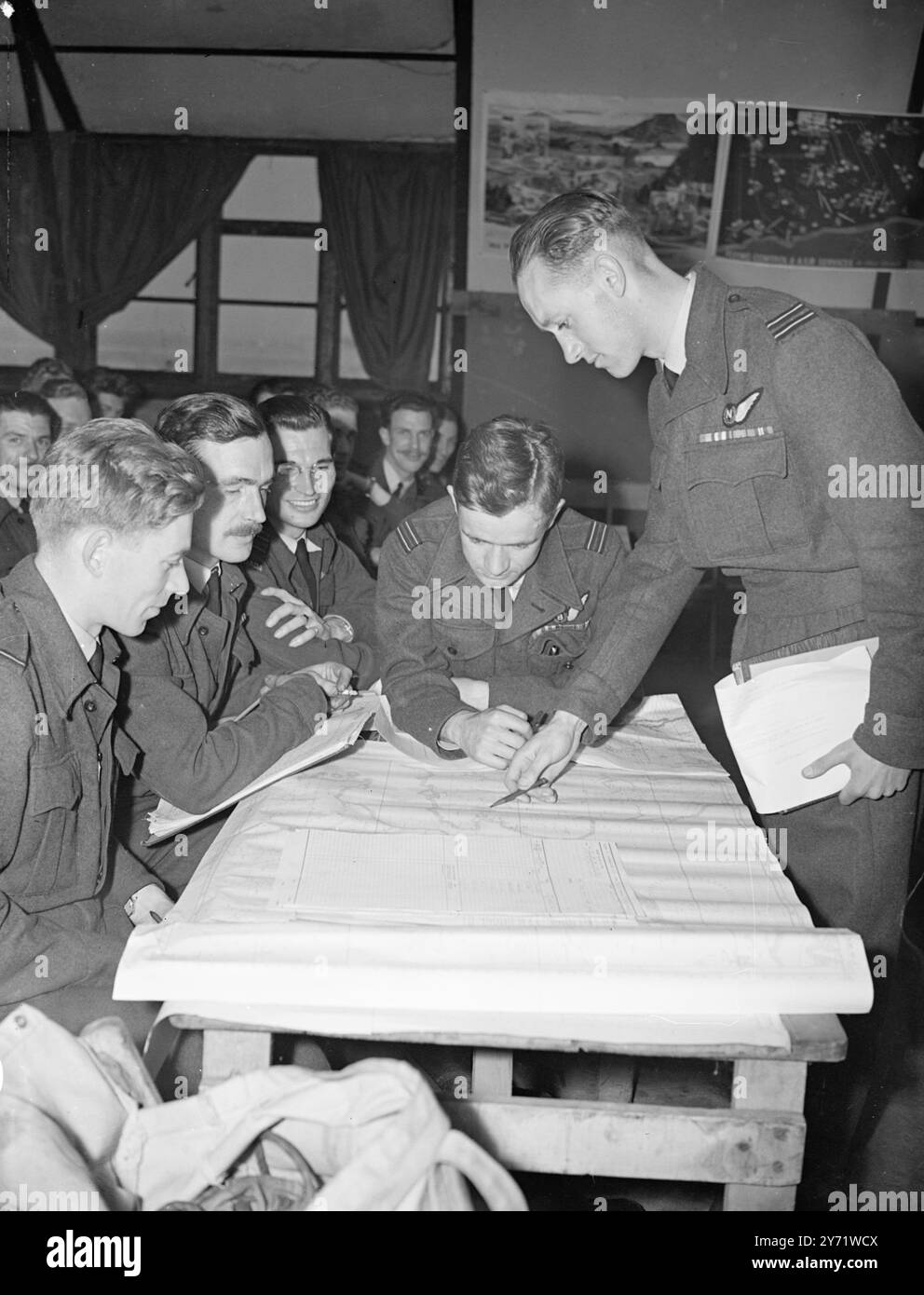 Inizia la "guerra" di tre giorni. Per tre giorni la difesa britannica contro gli attacchi aerei sarà sottoposta a un test che non ha mai avuto prima. Le unità del Bomber Command e del Fighter Command saranno in azione in questo più grande esercizio di finta guerra dopo la guerra. Comprende tutti i comandi operativi della RAF, comprese le unità della Royal Auxiliary Air Force, così come gli squadroni di bombardieri americani già di stanza nel Regno Unito. Le forze d'attacco note come "Southland" sono sotto il comando del maresciallo dell'aria A B Ellwood, del comando bombardiere AOC - in - C, e le forze avversarie - "Northland" è comandato dal maresciallo dell'aria Sir Wi Foto Stock