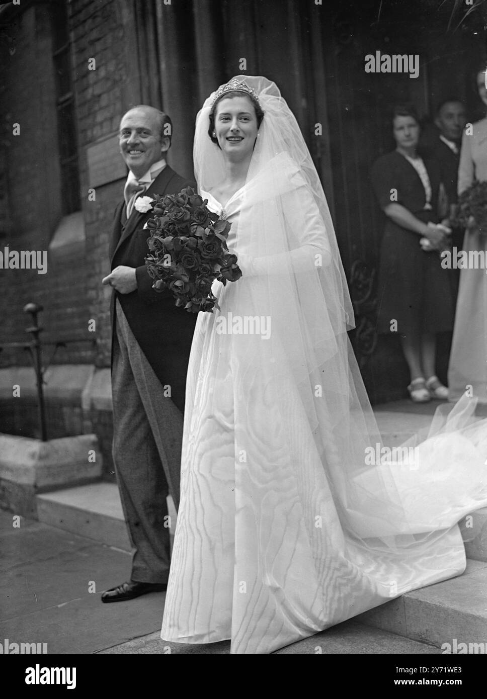 Il designer di abiti si sposa. Charles Creed, disegnato a Londra, nel 39, è stato sposato con l'ex modella ed esperta di moda Miss Patricia Aileen Cunningham alla Chapel of Assumption Kensington Square, Londra. Ma la vecchia tradizione dello sposo che non vedeva l'abito da sposa della sua sposa prima del matrimonio è stata mantenuta. L'abito della signorina Cunningham, un moiré bianco con gonna intera, era stato disegnato da un altro stilista di spicco, Molyneux. La foto mostra : il signor Charles Creed e la sua sposa dopo il loro matrimonio a Londra oggi. Indossa una delle più belle creazioni del designer Molyneux e il suo velo è custodito Foto Stock