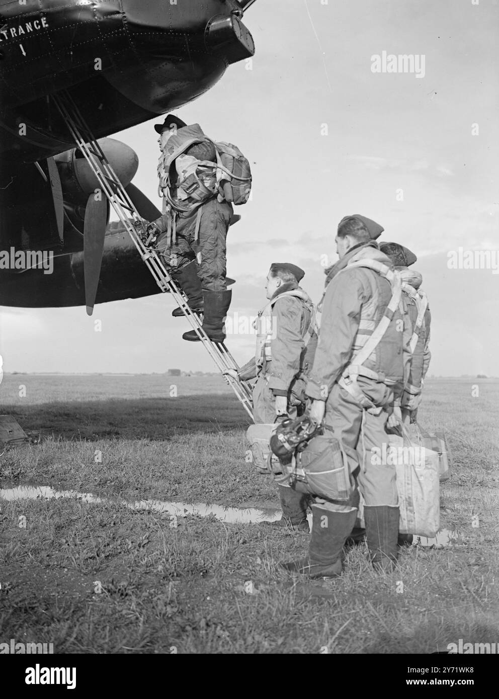 Inizia la "guerra" di tre giorni. Per tre giorni la difesa britannica contro gli attacchi aerei sarà sottoposta a un test che non ha mai avuto prima. Le unità del Bomber Command e del Fighter Command saranno in azione in questo più grande esercizio di finta guerra dopo la guerra. Comprende tutti i comandi operativi della RAF, comprese le unità della Royal Auxiliary Air Force, così come gli squadroni di bombardieri americani già di stanza nel Regno Unito. Le forze d'attacco note come "Southland" sono sotto il comando del maresciallo dell'aria A B Ellwood, del comando bombardiere AOC - in - C, e le forze avversarie - "Northland" è comandato dal maresciallo dell'aria Sir Wi Foto Stock