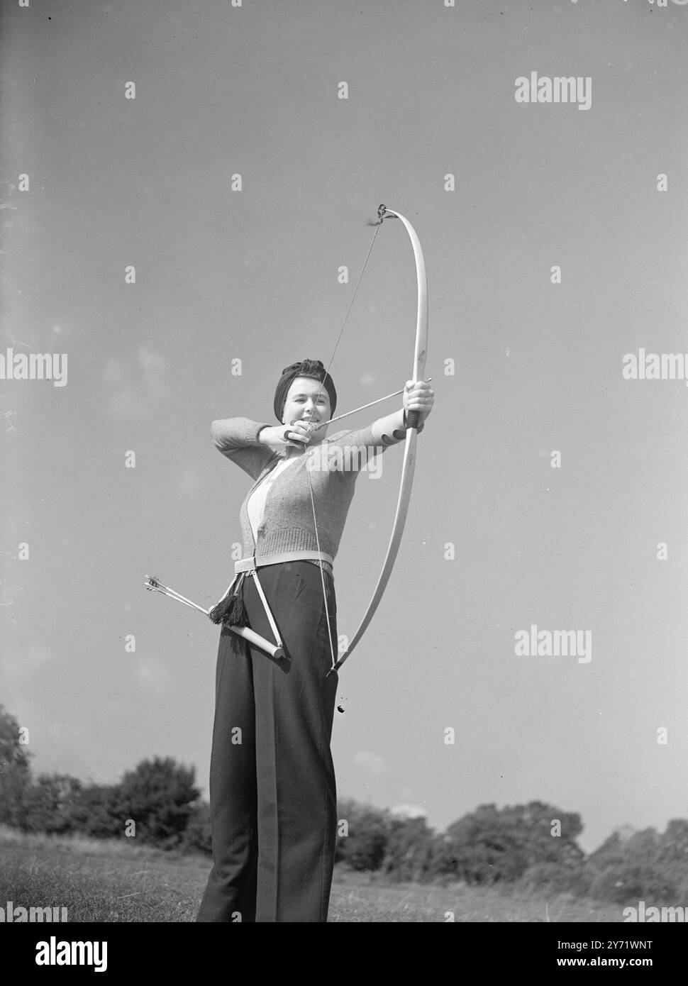 Ali di bellezza The Bow. La signora M Newton personifica la grazia e il fascino mentre prende la mira e si flette l'arco mentre prende parte al Torneo di tiro con l'arco della Bristol Aeroplane Company presso il campo sportivo dell'azienda a Southmead, Bristol. 5 settembre 1948 Foto Stock