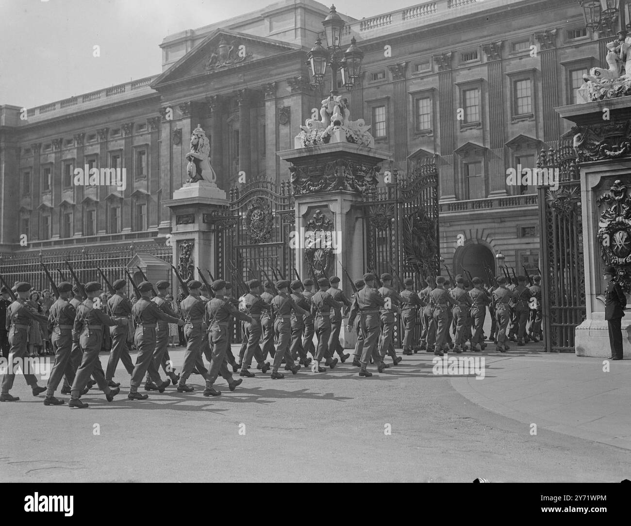 I paracadutisti montano le guardie a Palace. I berretti rossi hanno preso il posto dei berretti al cambio della guardia a Buckingham Palace questa mattina, quando per la prima volta nella sua storia il Reggimento paracadutisti ha fornito la guardia. L'unità scelta era la 16 Independent Parachute Company (Guards) che fu costituita in Inghilterra il 1 luglio 1948 da ufficiali e uomini della Brigata delle guardie che erano già addestrati paracadutisti e che prestavano servizio con il Parachute Regiment. Immagini: La 16 Independent Parachute Company (guardie) arriva a Buckingham Palace questa mattina per prendere il posto della Guardia gallese Foto Stock