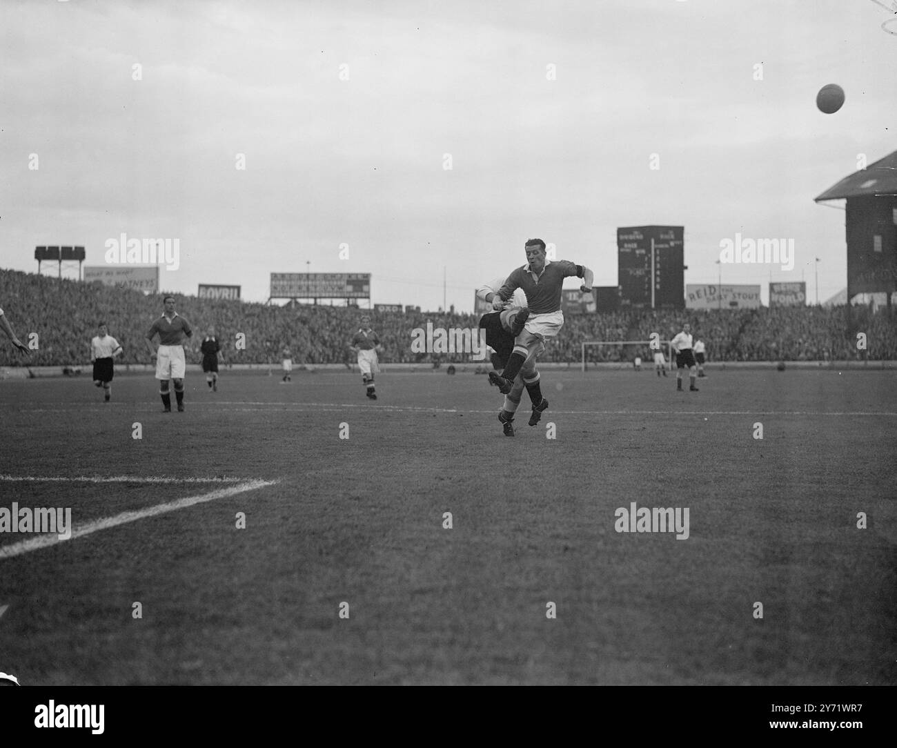 Football - Chelsea vs Everton Picture Show :Jones, il Chelsea fuori a sinistra in una schermaglia con Farrell, la metà destra dell'Everton (parzialmente oscurata da Jones) durante la partita di Stamford Bridge di questo pomeriggio. I giocatori del Chelsea indossavano delle fasce nere come segno di rispetto per il signor Jack Boyer, uno dei direttori del club, morto improvvisamente ieri. 11 settembre 1948 Foto Stock