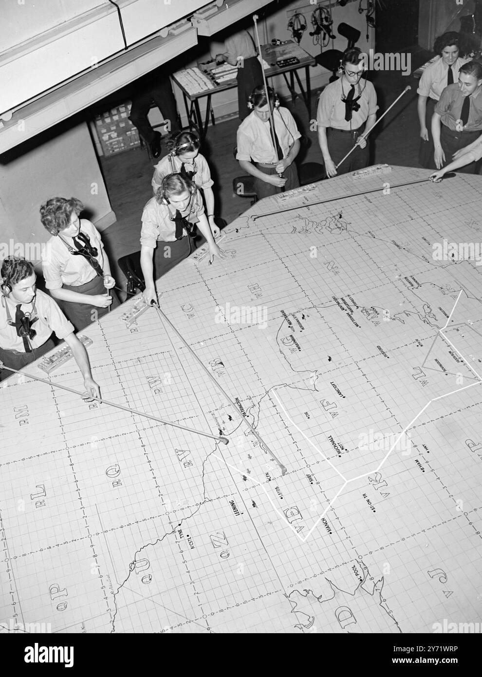 Inizia la "guerra" di tre giorni. Per tre giorni la difesa britannica contro gli attacchi aerei sarà sottoposta a un test che non ha mai avuto prima. Le unità del Bomber Command e del Fighter Command saranno in azione in questo più grande esercizio di finta guerra dopo la guerra. Comprende tutti i comandi operativi della RAF, comprese le unità della Royal Auxiliary Air Force, così come gli squadroni di bombardieri americani già di stanza nel Regno Unito. Le forze d'attacco note come "Southland" sono sotto il comando del maresciallo dell'aria A B Ellwood, del comando bombardiere AOC - in - C, e le forze avversarie - "Northland" è comandato dal maresciallo dell'aria Sir Will Foto Stock