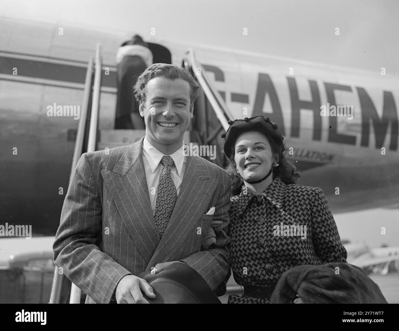 Arriva Richard Greene. La giovane star britannica Richard Greene e la sua affascinante attrice, Patricia Medina, sono arrivati oggi all'aeroporto di Londra dagli Stati Uniti. Richard apparirà con Myrna Loy nel suo primo film britannico "The Case of Lady Brooks". Immagini : Richard Greene con sua moglie Patricia Medina dopo il loro arrivo oggi all'aeroporto di Londra. 27 agosto 1948 Foto Stock