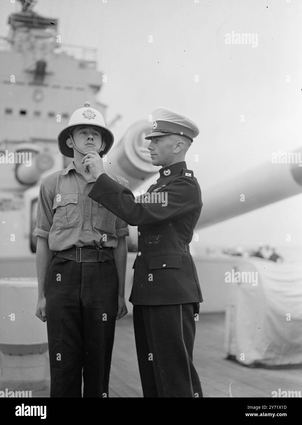 Corporale W J Thomas Deal regola l'elmetto del TS Grill. 10 settembre 1948 Foto Stock