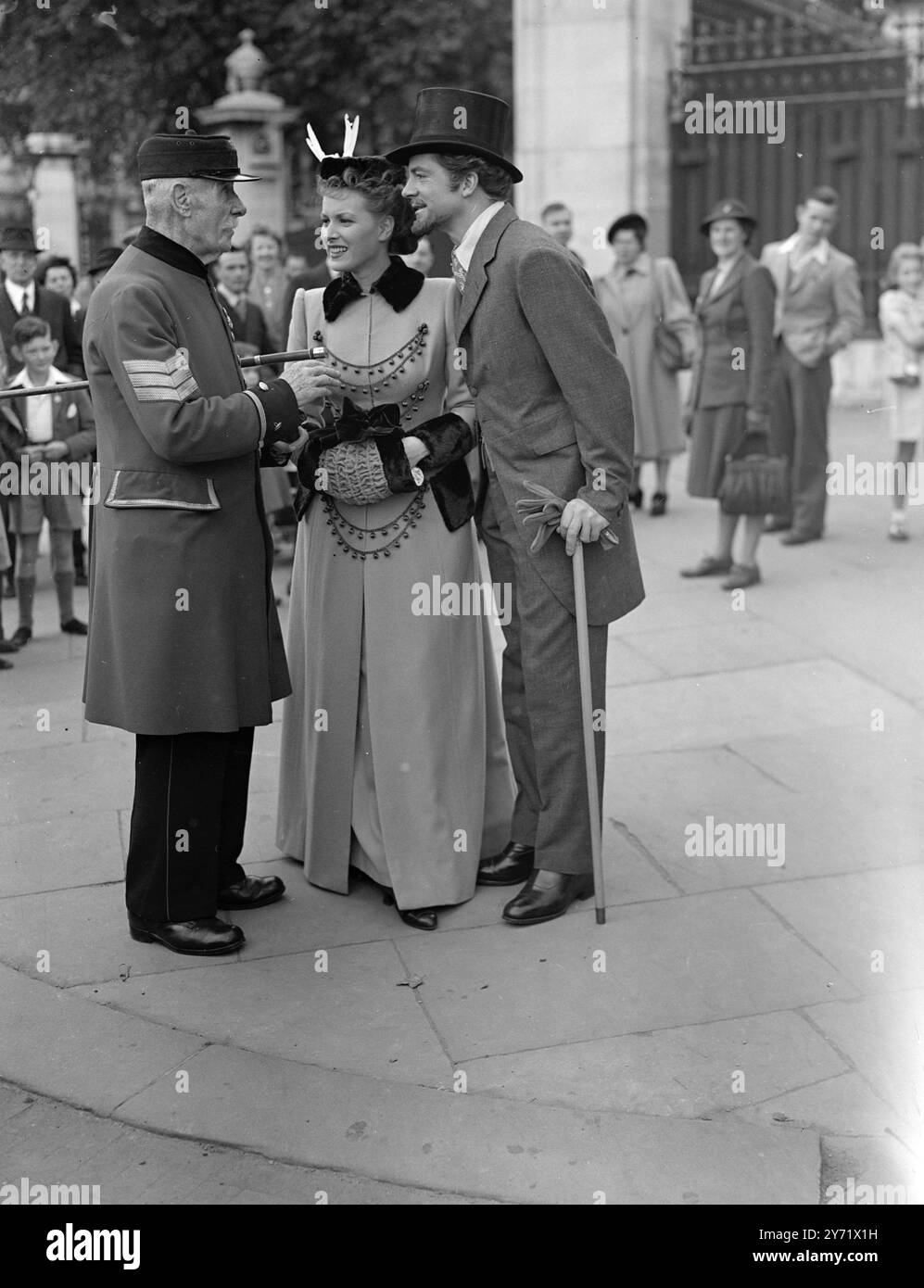'Now in My Day', con Maureen o'Hara e Dana Andrews, le due stelle del film 'Britannia Mews', le cui scene sono state girate a St James's Park, Londra, questa mattina ascolta attentamente il 78enne sergente di Chelsea, Richard Pilgrim, durante un intervallo tra le riprese. Richard, che viene da Halifax, nello Yorkshire, è stato in grado di raccontare agli inizi qualcosa sulla vita negli anni coperti dal film che stanno facendo. 12 settembre 1948 Foto Stock 'Now in My Day', con Maureen o'Hara e Dana Andrews, le due stelle del film 'Britannia Mews', le cui scene sono state girate a St James's Park, Londra, questa mattina ascolta attentamente il 78enne sergente di Chelsea, Richard Pilgrim, durante un intervallo tra le riprese. Richard, che viene da Halifax, nello Yorkshire, è stato in grado di raccontare agli inizi qualcosa sulla vita negli anni coperti dal film che stanno facendo. 12 settembre 1948 Foto Stock