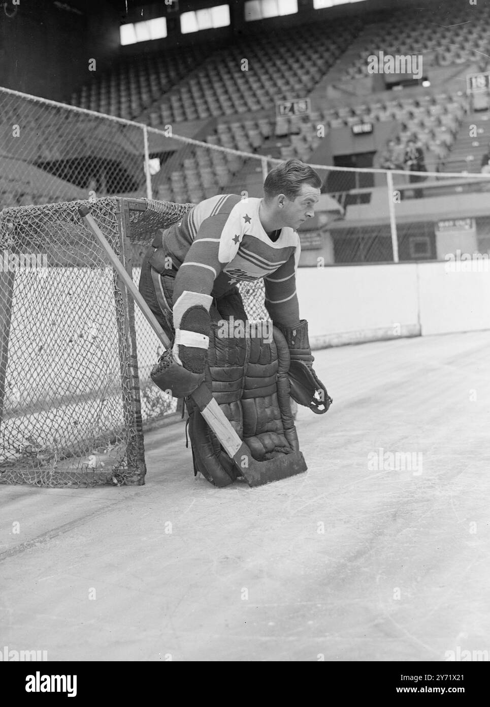 Difesa sul ghiaccio. Stubby Mason dei Wembley Monarchs, in allerta durante una partita di allenamento all'Empire Pool di Wembley, questa mattina in preparazione per l'apertura della stagione di hockey su ghiaccio di sabato prossimo. 8 settembre 1948 Foto Stock