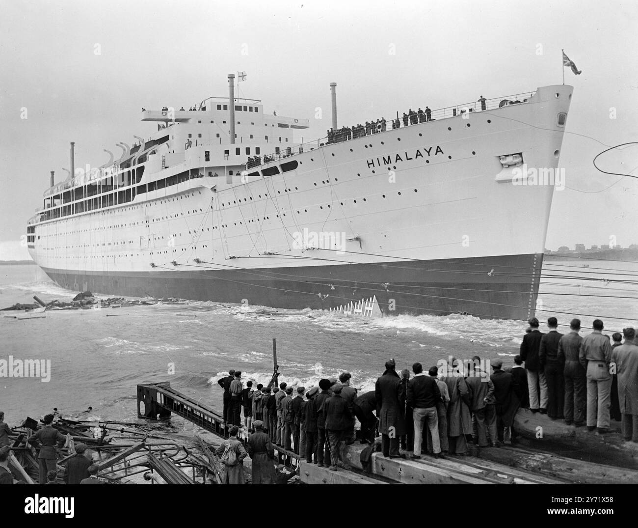 Lancio dell'Himalaya di P and o. Il transatlantico Himalaya, 31.000 tonnellate lorde, la più grande nave costruita per la P and o Steam Navigation Company e dichiarata la più grande al mondo lanciata quest'anno, è stato lanciato oggi a Barrow-in-Furness da Lady Currie, moglie di Sir William Currie, presidente della P and o Coy. L'Himalaya è destinato al servizio Regno Unito - India - Australia e uscirà dall'Inghilterra a Bombay di cinque giorni, e quello dall'Inghilterra a Melbourne di dieci giorni. Ha una sistemazione per 770 passeggeri di prima classe e 390 passeggeri di classe turistica e trasporterà un equipaggio Foto Stock