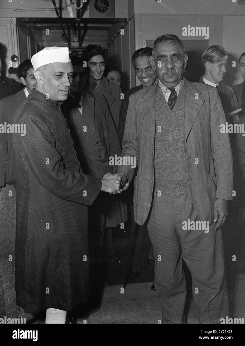 Pandit Nehru arriva per l'Empire Premiers Conference. Pandit Nehru, il Premier indiano, è arrivato all'aeroporto di Londra ieri sera tardi per partecipare alla Empire Premier Conference che aprirà lunedì prossimo a Londra. La foto mostra: Pandit Nehru stringe la mano a D S Senanke, primo minsiter e Minster della difesa e degli affari esteri, anch'egli arrivato ieri sera tardi. 7 ottobre 1948 Foto Stock