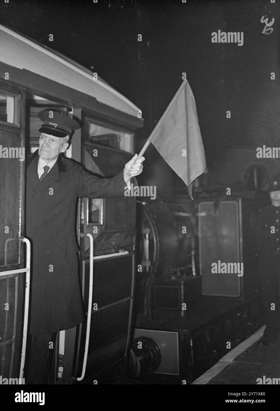 "The Norfolkman" - la prima corsa dei treni, il maggiore di Ipswich, l'Alderman J B Cullingham, era presente alla stazione di Liverpool Street, Londra, oggi quando "The Norfolkman" è iniziato alla sua prima corsa. Il treno partì da Londra per Norwich e, all'arrivo a Norwich, sarà accolto dal sindaco. Le immagini mostrano: Il sindaco di Ipswich, con il berretto di una guardia, fa saltare il treno dalla stazione di Liverpool Street. Sta viaggiando con il treno fino a Ipswich. 27 settembre 1948 Foto Stock