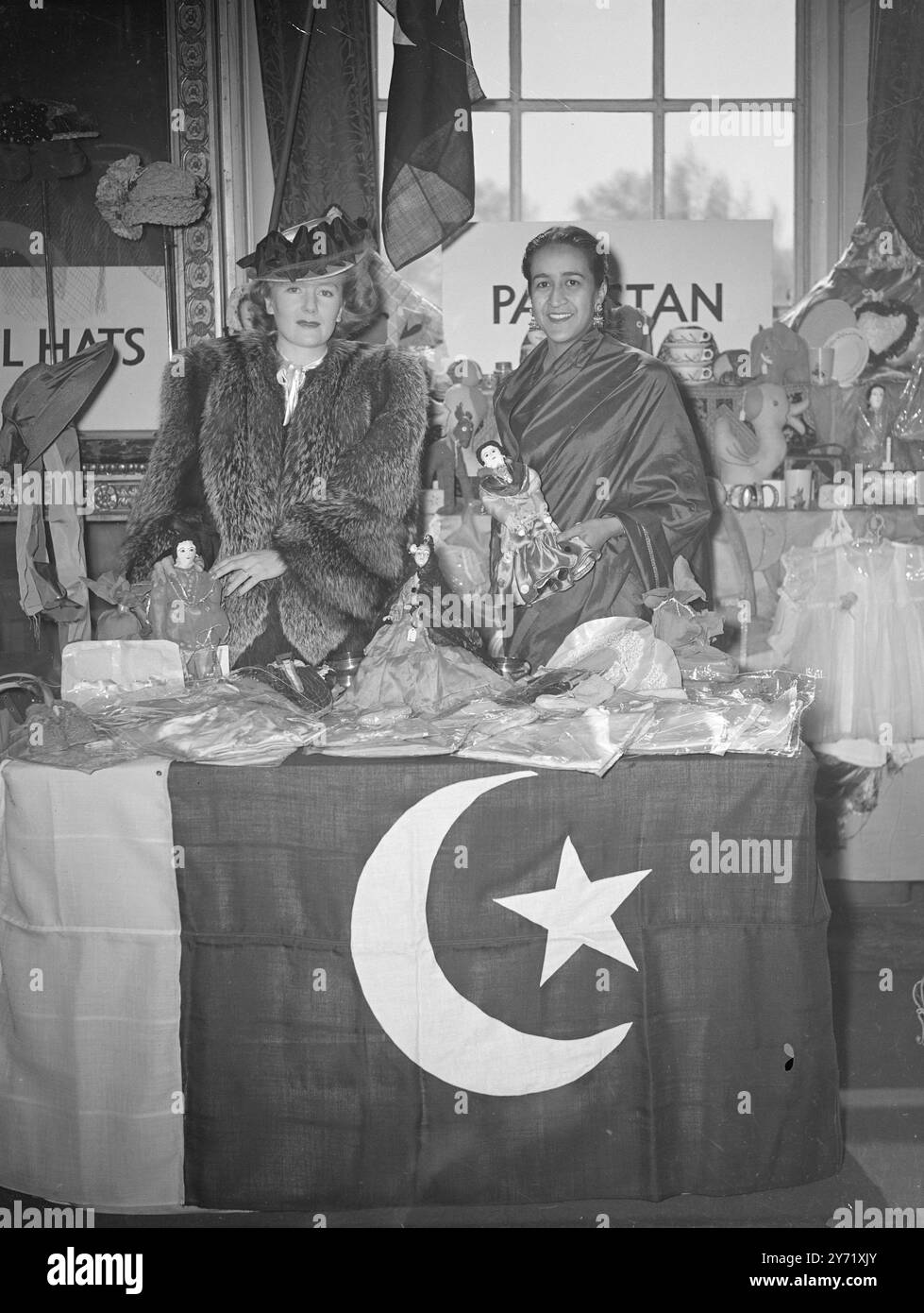 ST. JOHN SHOW AL ST. JAMES'S l'unico Dominion ad essere rappresentato ad una mostra di ambulanza St. John al St. James's Palace di Londra , oggi è IL PAKISTAN , il più giovane membro dell'impero. IMMAGINI: La stalla pakistana alla mostra di St. James's Palace oggi. 3 maggio 1948 Foto Stock