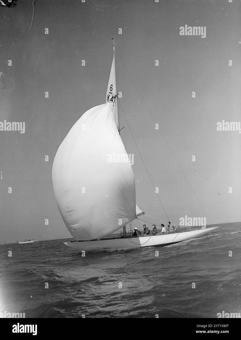 ' RIFILATO PER LE OLIMPIADI ' in preparazione delle prossime gare olimpiche , speciali prove preliminari di yacht internazionali di classe 6 metri si sono svolte su un circuito triangolare al largo del mare, Isola di Wight,. Tenuto sotto gli auspici dello Yacht Club vista mare, il tri vide il famoso Circe di sei metri sotto la guida del Sig Herbert J. Thom, ancora una volta. LA FOTO MOSTRA:- ' Bag of Breeze ' Catherine del maggiore C.H.CHICHESTER SMITH ottiene un ' osso nei suoi denti ' mentre prende il vento , durante le prove al largo di Seaview,. 16 maggio 1948 . Foto Stock