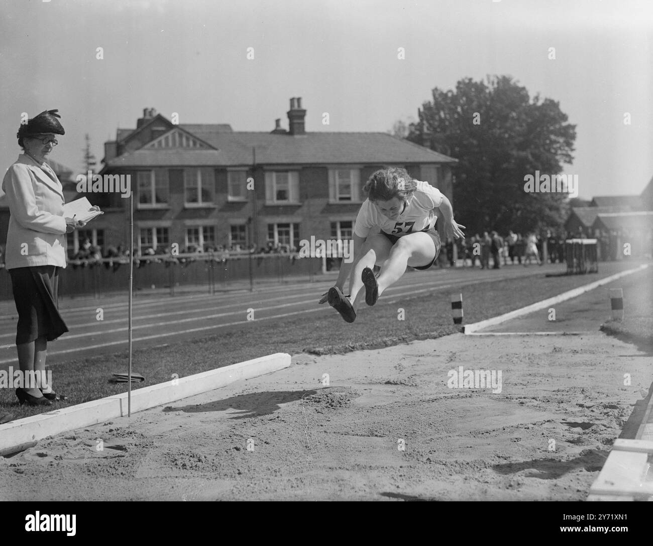 ATHLECTICS: LONDON UNIVERSITY CHAMPIONSHIPS le finali dei London University Athletic Championships sono state decise al Motspur Park di Londra, questo pomeriggio, quando erano in mostra notevoli talenti olimpici. L'IMMAGINE MOSTRA:- J . PONTI.- salto lungo 7 piedi 16 pollici- 1 3/4 maggio 15 1948 . Foto Stock