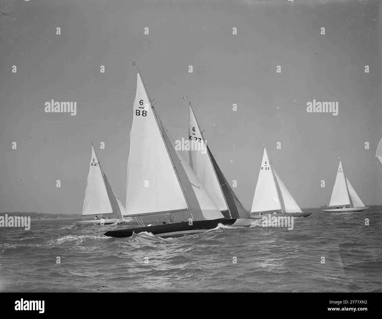 ' RIFILATO PER LE OLIMPIADI ' in preparazione delle prossime gare olimpiche , speciali prove preliminari di yacht internazionali di classe 6 metri si sono svolte su un circuito triangolare al largo del mare, Isola di Wight,. Tenuto sotto gli auspici dello Yacht Club vista mare, il tri vide il famoso Circe di sei metri sotto la guida del Sig Herbert J Thom, ancora una volta. LE IMMAGINI MOSTRANO:- ala di sei metri da sinistra- ' Caterina '; LALA ' CARDO '; CIRCE ; e ' GIUNONE ' , si gode la brezza della vista del mare durante le prove. 16 maggio 1948 . Foto Stock