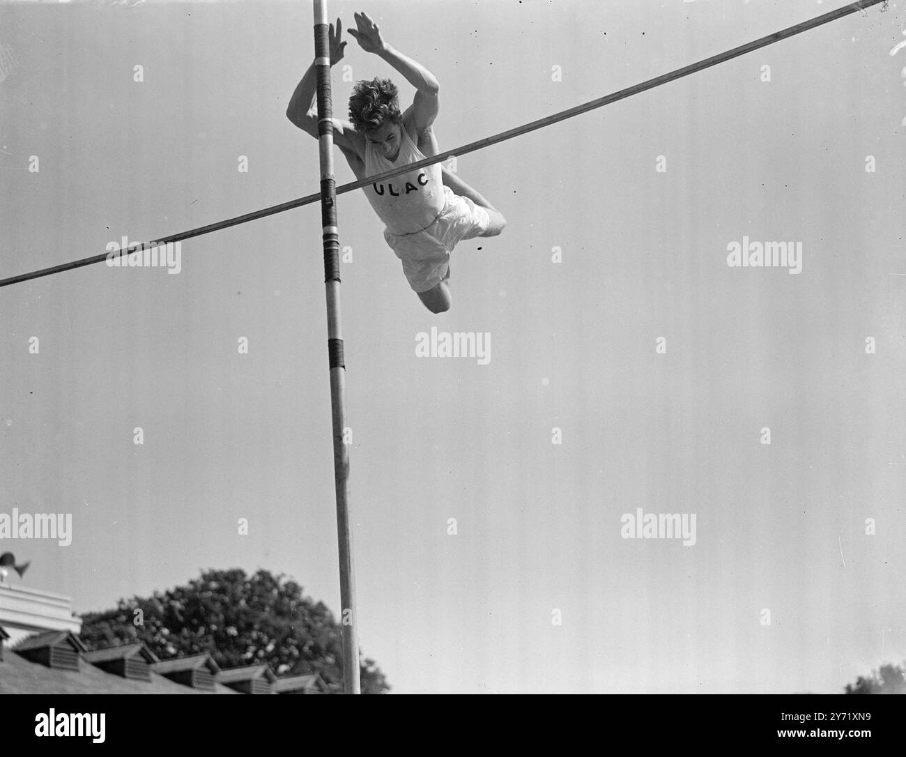 ATHLECTICS: LONDON UNIVERSITY CHAMPIONSHIPS le finali dei London University Athletic Championships sono state decise al Motspur Park di Londra, questo pomeriggio, quando erano in mostra notevoli talenti olimpici. IMMAGINI: T.H.ANDERSON (St Thomas's ) partecipa all'evento della volta ad asta al Motspur Park questo pomeriggio. Un olimpico ' possibile ', ANDRESON ha innalzato il record universitario a 11 piedi e 1 pollice. . Foto Stock