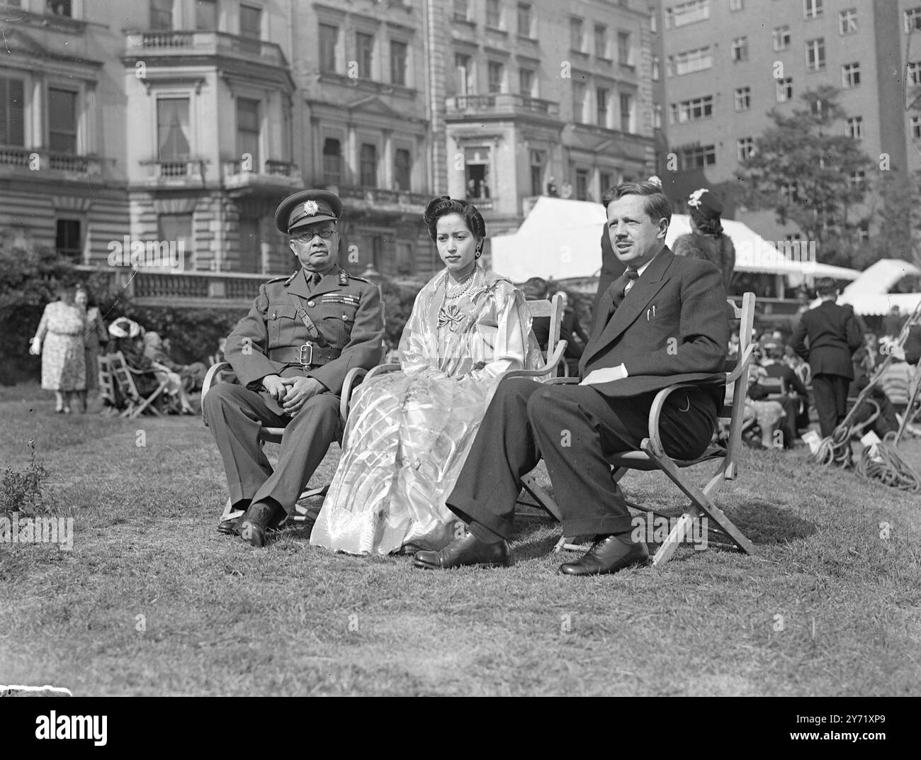"Ricevimento dell'Ambasciatore" - celebrazioni del giorno dell'indipendenza americana mentre l'America's Independence Day cade in una domenica di quest'anno, le tradizionali celebrazioni del 4 luglio si tengono oggi. A Londra, il signor Lewis Douglas, ambasciatore americano e sua moglie, hanno tenuto un ricevimento presso l'ambasciata americana questo pomeriggio e hanno invitato membri del governo, del corpo diplomatico e della colonia americana a Londra, per essere presenti. Immagini - l'Ambasciatore nepalese, comandante generale Sir Kasier Shum Shere Jung Bahadur Rana, G.B.E. (a sinistra), e sua moglie, erano presenti al ricevimento di oggi all'A Foto Stock