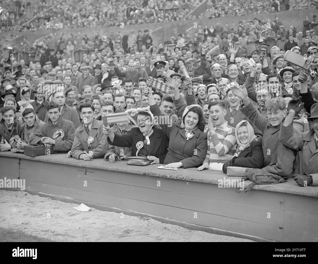FINALE DI RUGBY LEAGUE CUP - - i loro Majesties , The King and Queen , si sono recati al Wembley Stadium per il secondo sabato consecutivo , quando hanno visto la finale della Rugby League Cup tra BRADFORD NORTHERN , i detentori , e WIGAN . - La tredicesima finale di Wembley Rugby , e la prima questione di biglietti , avrebbe dovuto essere osservata da una folla di spettatori ben superiore a 90.000 . - - IMMAGINI MOSTRANO: Una sezione ben favorita della folla a Wembley oggi dà il supporto anticipato alla loro squadra prima della partita. - 29 aprile 1948 Foto Stock