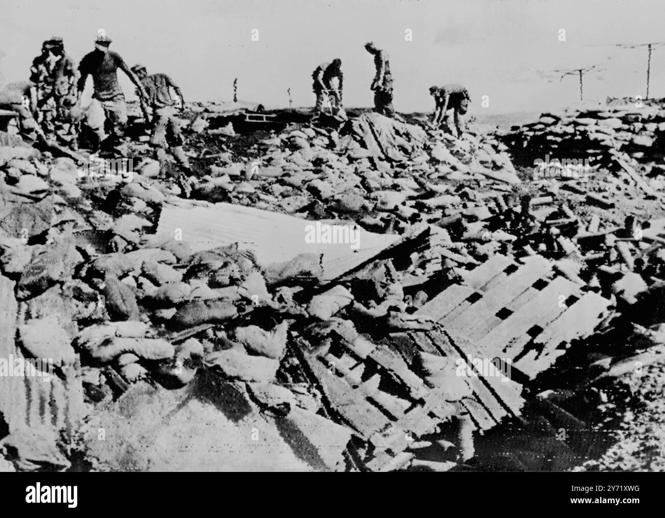Khe Sanh , Vietnam del Sud : i marines statunitensi smantellano i bunker qui durante i preparativi per il ritiro dalla base . Un portavoce militare ha detto che avrebbero preso con sé la maggior parte delle loro proprietà e fatto saltare in aria il resto . 28 giugno 1968 Foto Stock