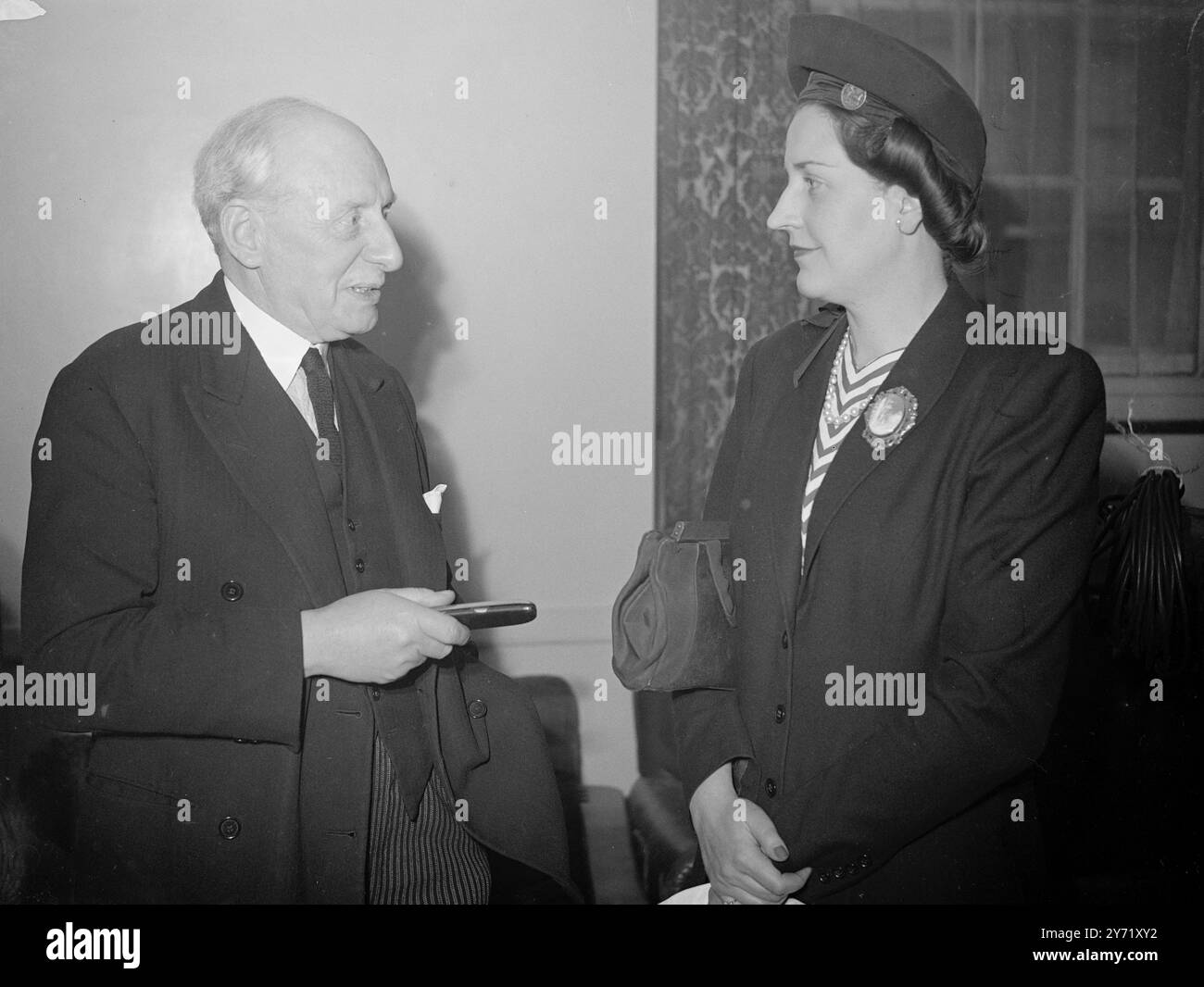 L'ALTO COMMISSARIO SUDAFRICANO VISITA LA LONDON HOUSE MR. LEIF EGELAND, alto Commissario sudafricano a Londra, oggi ha visitato London House, la residenza degli studenti del Dominion che frequentano la London University. La visita è stata in connessione con l'appello lanciato dal feldmaresciallo Smuts per i fondi per completare l'edificio. LA FOTO MOSTRA: LORD MORAN DI MANTON che parla con la signora Leif Egeland, moglie dell'alto Commissario, alla reception della London House oggi. 30 aprile 1948 Foto Stock