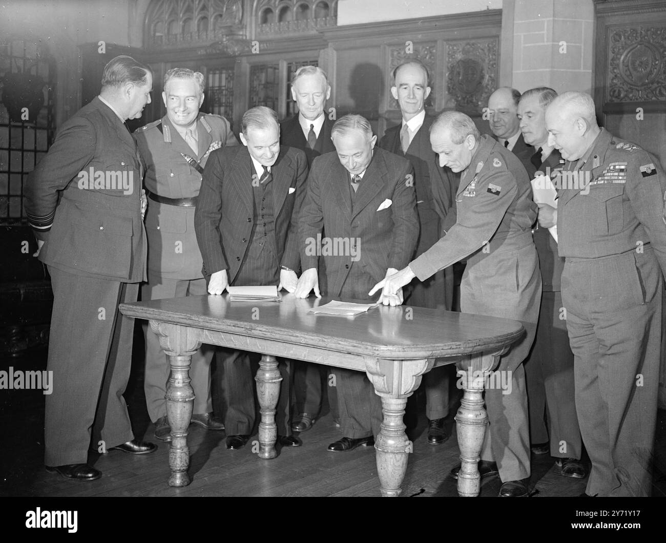 I CAPI DI SERVIZIO TENGONO UNA CONFERENZA alla Middlesex County Hall di Londra , il Segretario di Stato per la guerra, Mr. E.Shinwell, ha incontrato il presidente della 101 County Territorial and Auxiliary Forces Association of the U.K. per la consultazione finale prima del lancio della campagna di reclutamento territoriale a livello nazionale il 1° ottobre. I capi di servizio alla conferenza odierna includono il generale Sir James Stuart Steele ( a destra) , il feldmaresciallo Montgomery Mr Shinwell , il ministro della guerra , RT. Arthur Henderson, Presidente del Segretario di Stato per l'aria, e il maggiore generale G.W.Erskine , Direttore dell'Esercito territoriale A. Foto Stock
