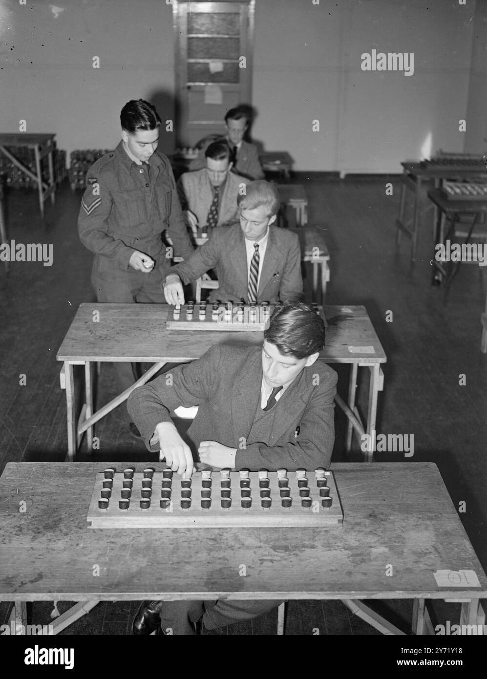 LA R.A.F. AVVIA UN'UNITÀ DI RECLUTAMENTO DI GRANDI EQUIPAGGI AEREI. La Royal Air Force iniziò la " Battle of Britain Week " con la sua più grande e importante unità di reclutamento da parte degli equipaggi dal D-Day . In una stazione R.A.F. a nord di Weald Essex , piloti e navigatori hanno effettuato test di selezione per la R.A.F. , nonché segnalatori , ingegneri e cannonieri . L' IMMAGINE MOSTRA :- candidati in corso di test per destrezza delle dita . Devono rimuovere, girare e sostituire una serie di perni quadrati. Le sommità sono dipinte metà nero e metà bianco per mostrare quanti sono stati girati. Dopo una prova, candido Foto Stock