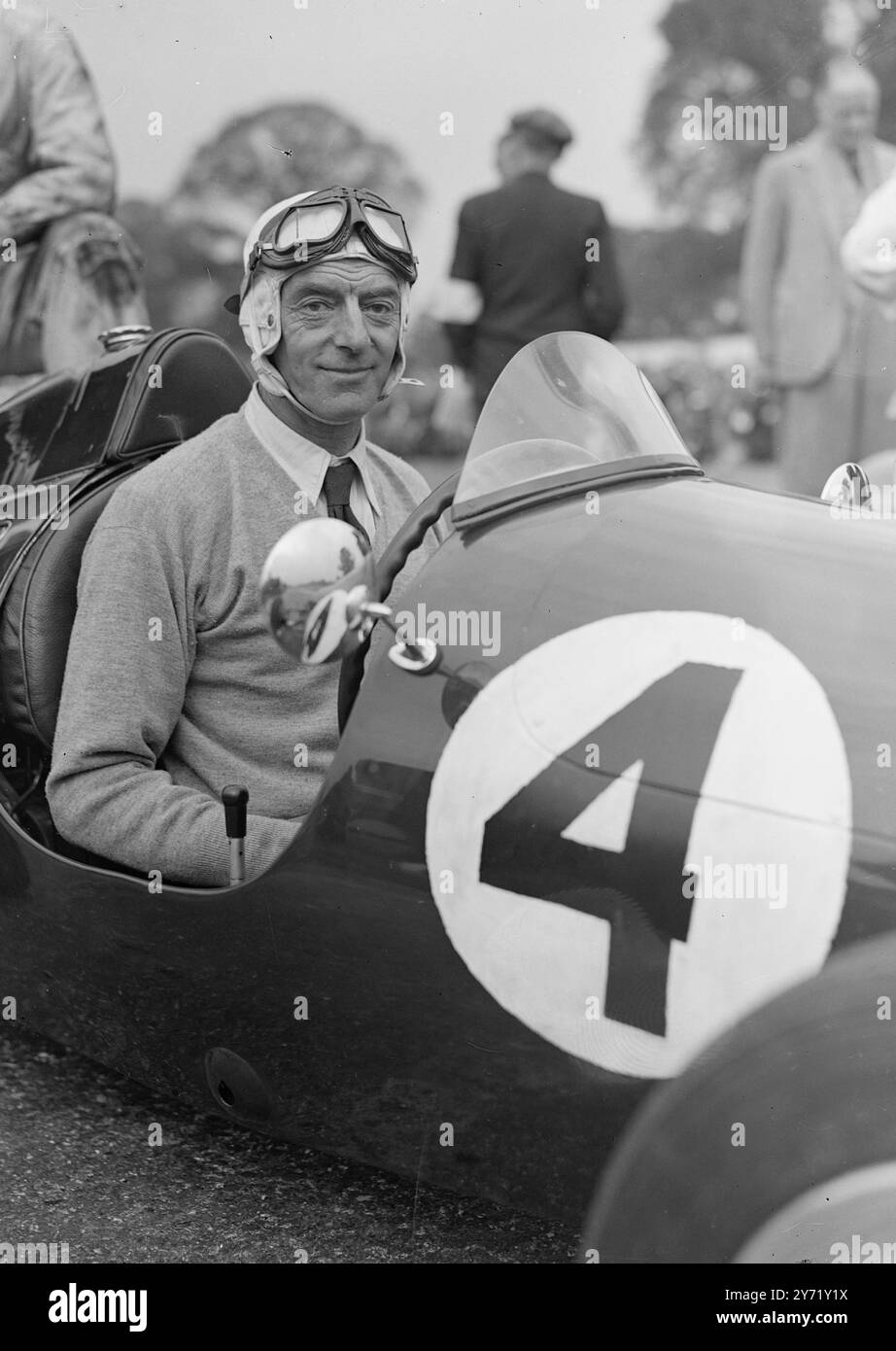 CORSE AUTOMOBILISTICHE A GOODWOOD molti dei più celebri piloti britannici , tra cui tre donne , hanno partecipato al primo Goodwood Motor Racing Meeting . L'evento principale del programma fu la Goodwood Trophy Race per vetture da un litro e mezzo del Grand Prix. L'incontro è stato organizzato e messo in scena dal Junior Car Club . IMMAGINI:- Sir Francis Samuelson- uno dei partecipanti alla riunione , nella sua auto da corsa Cooper . Foto Stock