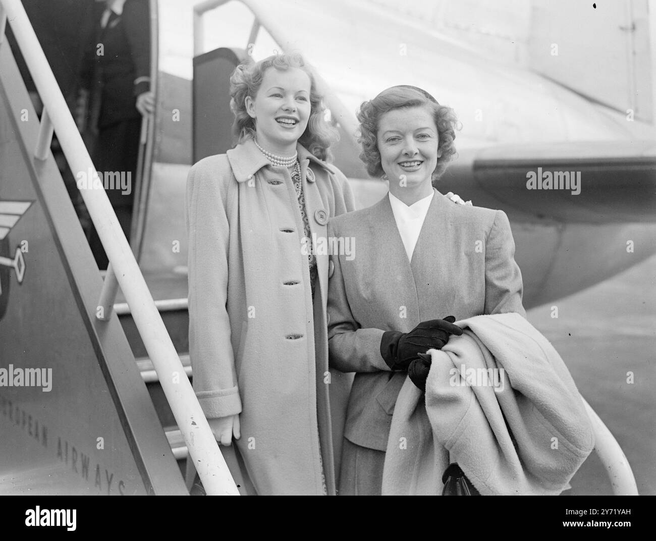 LE STELLE DEL CINEMA VOLANO IN ITALIA. Per girare le location della London Film Productions, le star del cinema Myrna Loy, Peggy Cummings, Richard Greene e Roger Livesey hanno lasciato l'aeroporto di Northolt per l'Italia. Greene e Livesey erano accompagnati dalle loro mogli. Richard Greene è sposato con l'attrice Patricia Medina . LE IMMAGINI MOSTRANO:- per Sunny Italy - le star del cinema Peggy Cummins ( a sinistra) e la ' Perfect Wife' Myra Loy dello schermo prima di partire . 17 settembre 1948 Foto Stock