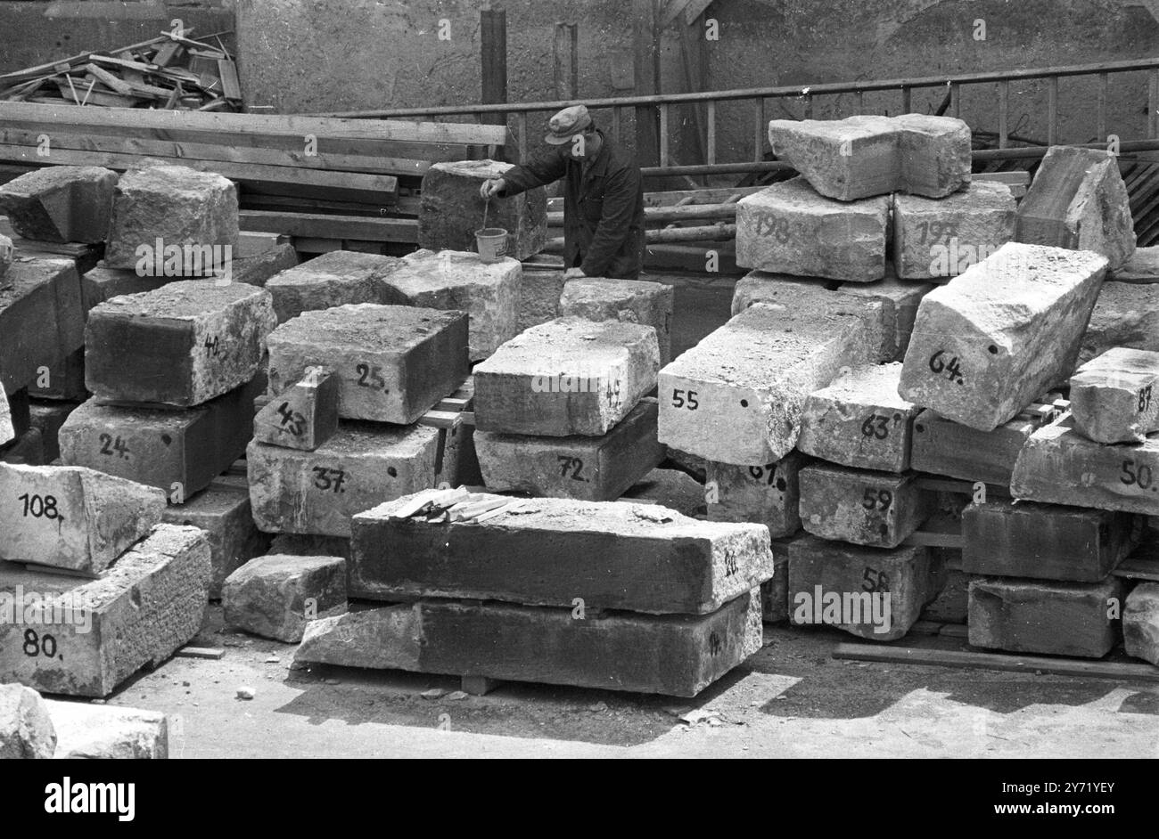 Nella famosa città universitaria tedesca di Heidelberg sul fiume Neckar , il ponte di 180 anni sul fiume è attualmente in fase di smantellamento per far posto all'ampliamento di un'autostrada fluviale. Durante lo smantellamento , ogni sezione in pietra viene numerata per consentire una ricostruzione accurata del ponte al termine del compito di costruzione . 30 giugno 1969 Foto Stock