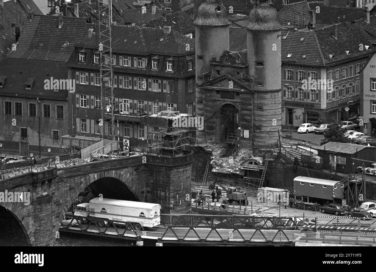 Nella famosa città universitaria tedesca di Heidelberg sul fiume Neckar , il ponte di 180 anni sul fiume è attualmente in fase di smantellamento per far posto all'ampliamento di un'autostrada fluviale. Durante lo smantellamento , ogni sezione in pietra viene numerata per consentire una ricostruzione accurata del ponte al termine del compito di costruzione . 30 giugno 1969 Foto Stock