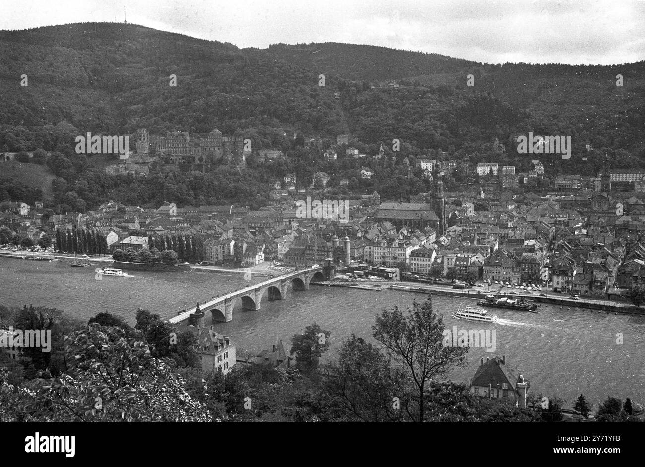 Nella famosa città universitaria tedesca di Heidelberg sul fiume Neckar , il ponte di 180 anni sul fiume è attualmente in fase di smantellamento per far posto all'ampliamento di un'autostrada fluviale. Durante lo smantellamento , ogni sezione in pietra viene numerata per consentire una ricostruzione accurata del ponte al termine del compito di costruzione . 30 giugno 1969 Foto Stock