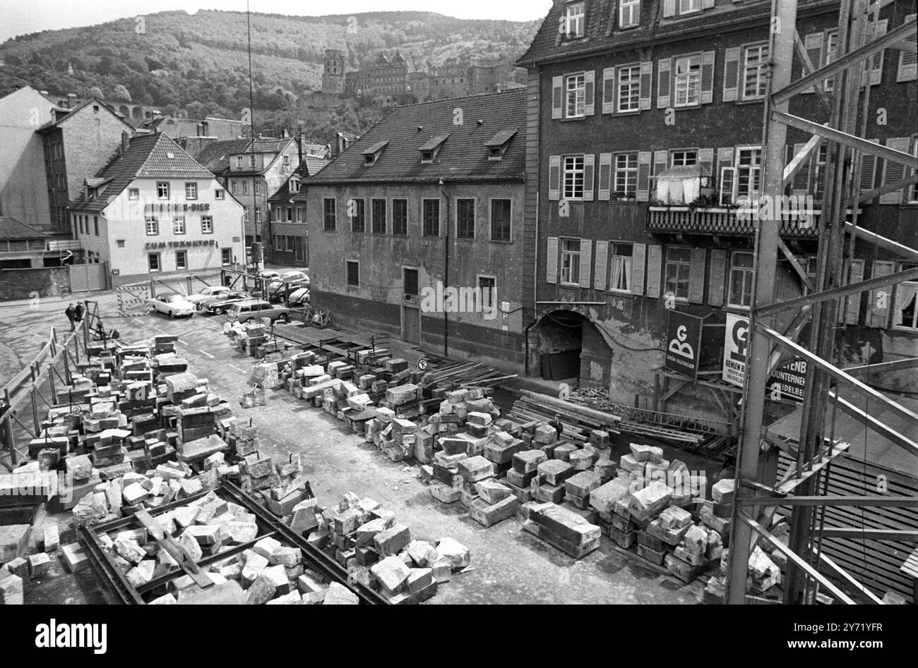 Nella famosa città universitaria tedesca di Heidelberg sul fiume Neckar , il ponte di 180 anni sul fiume è attualmente in fase di smantellamento per far posto all'ampliamento di un'autostrada fluviale. Durante lo smantellamento , ogni sezione in pietra viene numerata per consentire una ricostruzione accurata del ponte al termine del compito di costruzione . 30 giugno 1969 Foto Stock