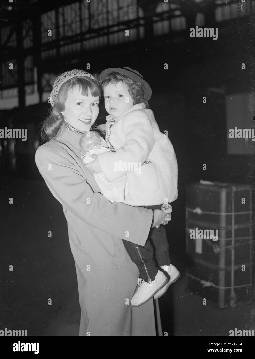 DOLLY' BROKEN BLOSSOMS' HAAS PER UN NUOVO RUOLO. DOLLY HAAS , la celebre attrice, che ha recitato nel remake del classico del vecchio film, "Broken Blossoms", nel 1936, è arrivata a Southampton sulla star della Cunnard White Mauretania con la figlia di due anni Nina. Dolly interpreterà il ruolo di protagonista nel successo musicale americano, 'Lute Song' al Winter Garden di Londra. LE IMMAGINI MOSTRANO: Dolly Haa e sua figlia Nina al loro arrivo alla stazione di Waterloo. 22 settembre 1948 Foto Stock