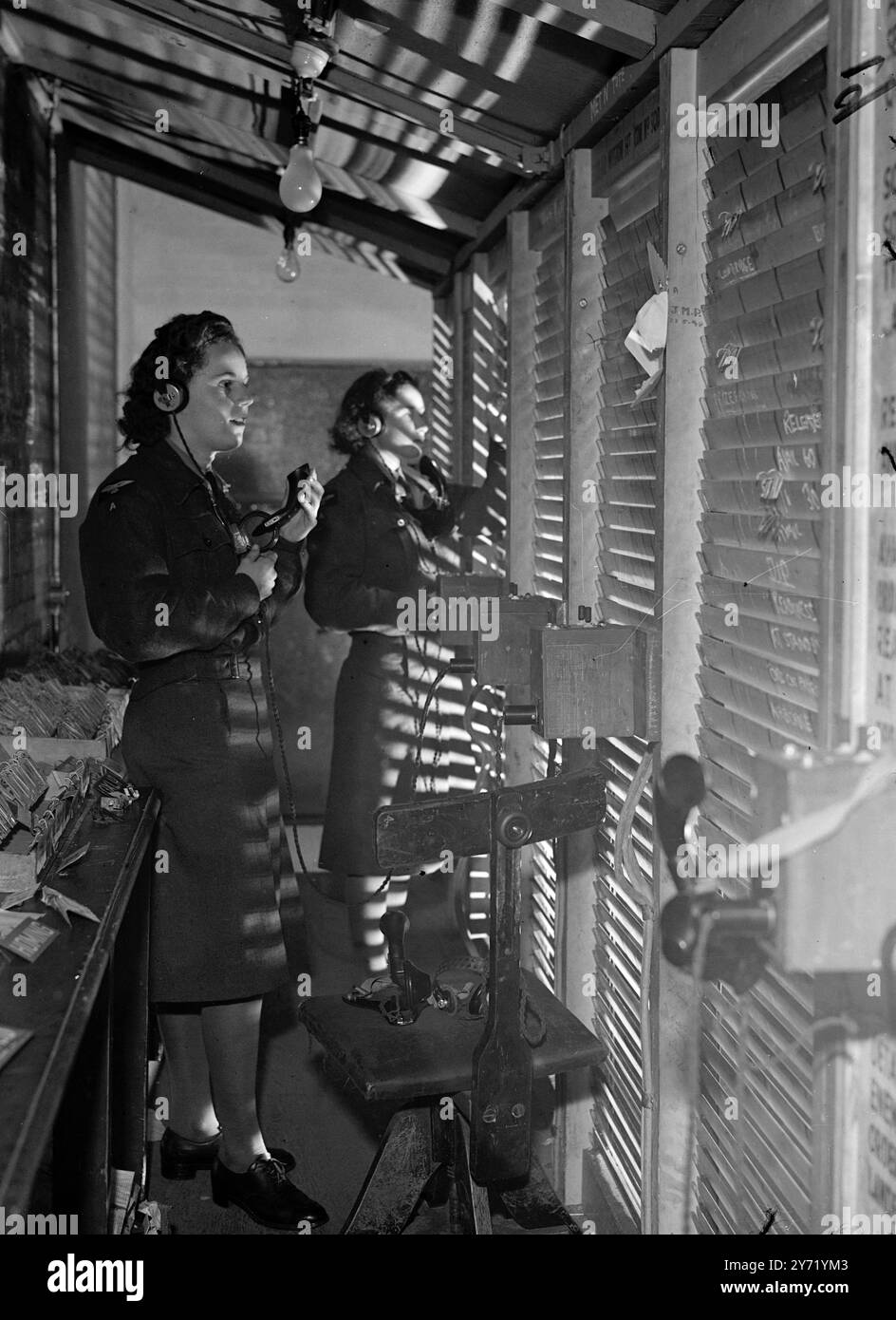 ' TERRIER' W.A.A.F. È IN UNIFORME. Le ragazze di tutti i ceti sociali trascorrono i loro momenti liberi in un campo estivo annuale presso la stazione R.A.F. di Norfolk , dove svolgono tutti i tipi di lavori in relazione alla difesa aerea . Sono membri delle unità di difesa aerea della Royal Auxiliary Air Force e della W.A.A.F. Reserve e hanno svolto un ruolo importante nelle recenti esercitazioni aeree . LE IMMAGINI MOSTRANO:- Tote Girls- A.C.W.Majorie Burrow (la macchina fotografica più vicina) una stampante di Hull , e Doris Overton , un'assistente di droghiere, anch'essa di Hull, che gestisce la Tote che mostra l'avanzata di ' nemico ' Foto Stock