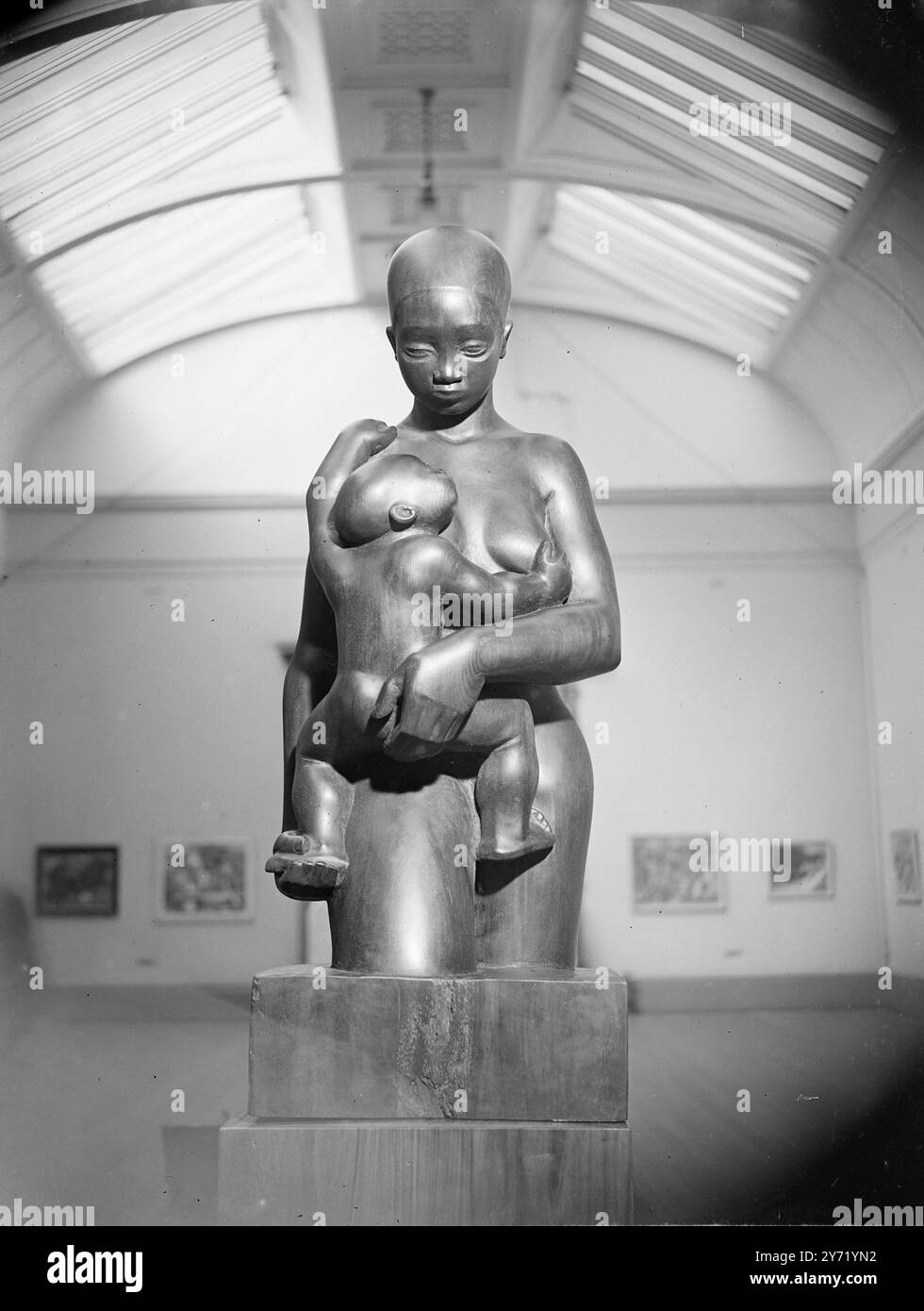 ART FROM SOUTH AFRICA - Moses Kottler una mostra di arte sudafricana organizzata dalla South African Association of Arts con il sostegno del governo dell'Unione è stata inaugurata presso la Tate Gallery dal Sig. Leif Egeland , alto Commissario per il Sudafrica . Ci sono circa 140 dipinti ed esempi di scultura nella mostra . IMMAGINI: "Madre e bambino" è il nome di questa bella mostra in legno, opera di Scultura, Moses Kottler. 20 settembre 1948 Foto Stock