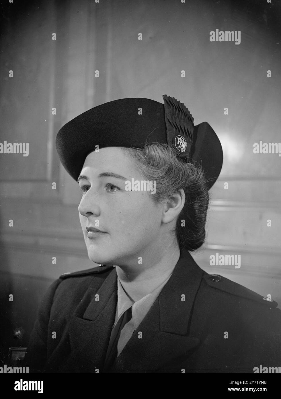 NUOVE UNIFORMI PER INFERMIERI . Quasi 145.000 infermieri registrati di Stato e oltre 40.000 assistenti di Stato devono avere uniformi intelligenti progettate da Norman Hartnell sarto per la Regina e la Principessa Elisabetta . L'uniforme comprende un grande cappotto , due forme di costume , una camicia da lavaggio e una camicia da pasticcio , e una vasta gamma di cappelli tra cui , un berretto intelligente sia per S.R.N che per S.E.A.N. . L'IMMAGINE MOSTRA: Uno degli stili di cappelli per l'infermiera registrata di Stato. E' a doppia corona e ha un distintivo ricamato con le lettere S.R.N. . È in blu navy e un modello simile in g scuro Foto Stock