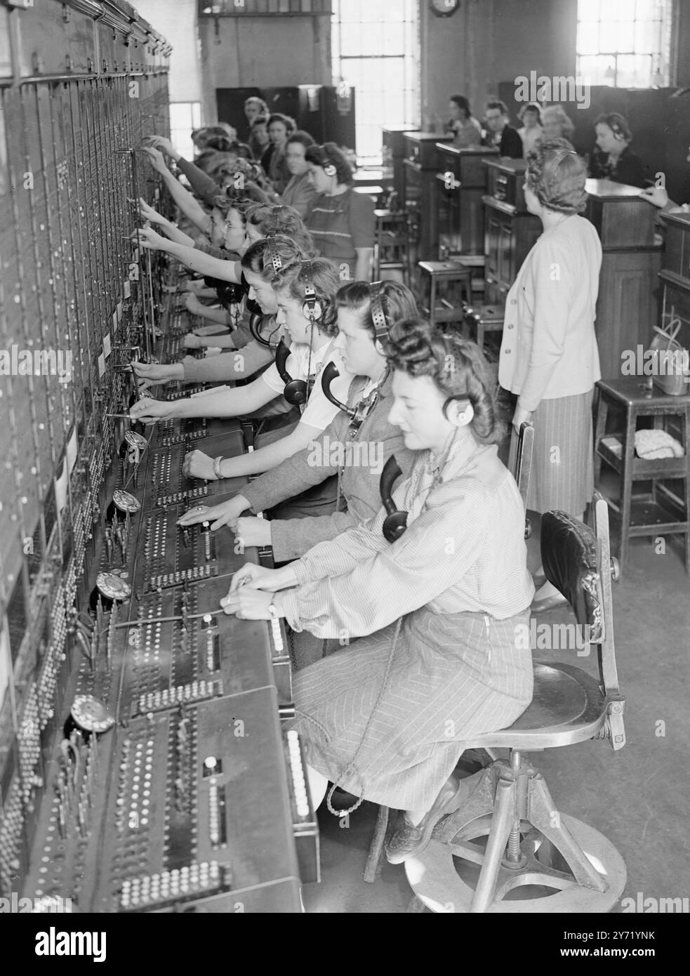 "HULLO" RAGAZZE IN FORMAZIONE. Le scuole operative telefoniche degli uffici postali di Londra sono impegnate nella formazione dei candidati che hanno lasciato le scuole secondarie alla fine del mandato estivo per entrare nel mondo degli affari . Sono tre scuole principali . Al Temple Bar Exchange la formazione è in funzione automatica . Il funzionamento manuale è gestito presso il Clerkenwell Exchange , e a lunga distanza e all'estero operando presso il Faraday Building . Un funzionario della G.P.O. ha detto: »Abbiamo molto spazio per le ragazze di buona educazione che desiderano entrare nel servizio telefonico e farne la loro carriera. L'IMMAGINE MOSTRA:- treno Foto Stock