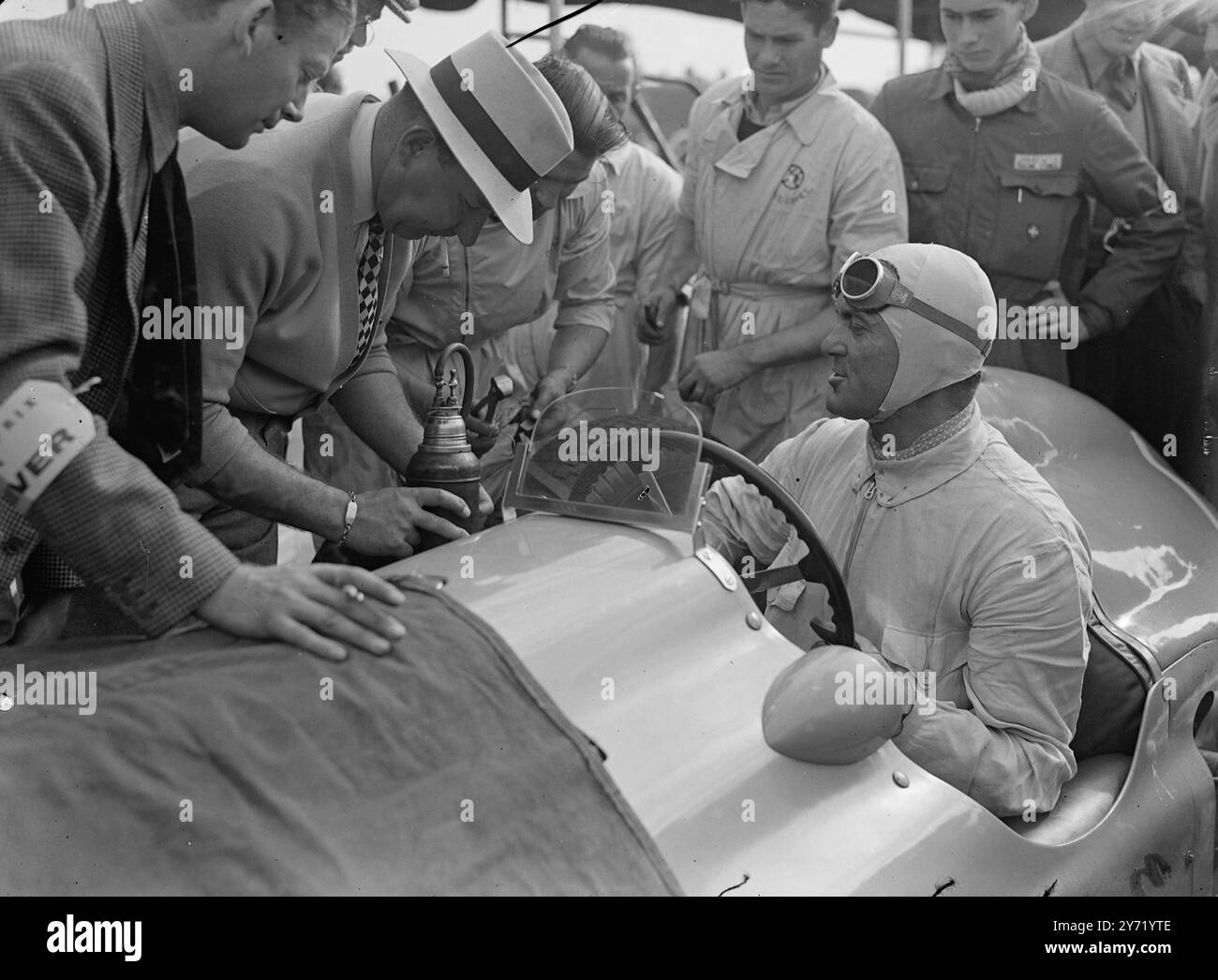 INTERNATIONAL GRAND PRIX alcune delle auto da corsa più veloci d'Europa hanno preso parte alla gara di 250 miglia promossa dal R.A.C. sul circuito di Silverstone, Northants. Gli eventi della giornata sono iniziati con un inizio massiccio di 30 500 c.c., i "nani". Il Gran premio di oggi è il primo che si tiene in Gran Bretagna da prima della guerra. IMMAGINI:- Louis Alexander Chiron . 2 ottobre 1948 Foto Stock