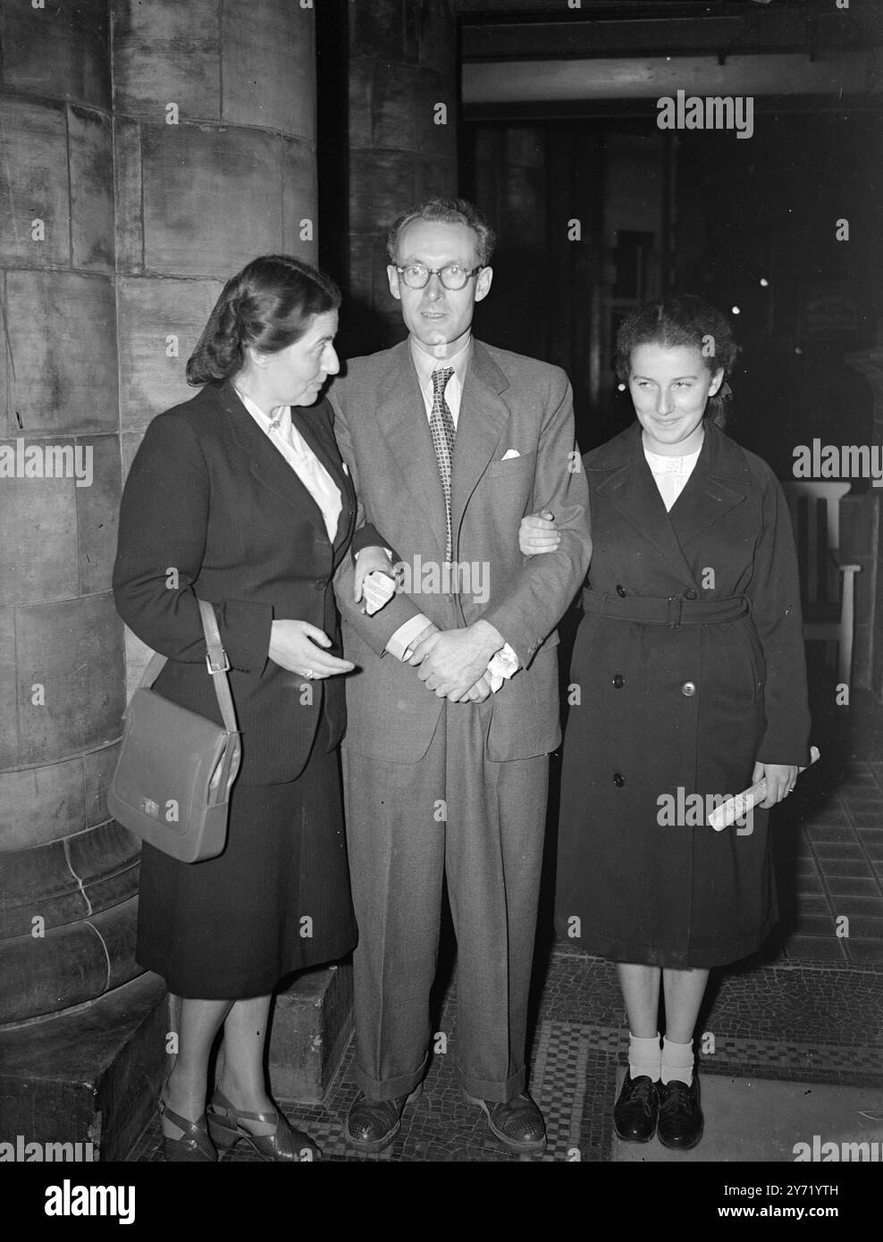 AQUITTED BRITON HOME . Sig. WILLIAM HAWKINS, di Leicester, uno dei due britannici processati per spionaggio da un tribunale israeliano a Gerusalemme, e che fu assolto, giunse a Londra da Gerusalemme. L'IMMAGINE MOSTRA:- Mr. William Hawkins con la moglie e la figlia, Gertie, che lo incontrò a Londra. 4 ottobre 1948 Foto Stock